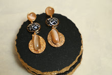 Load image into Gallery viewer, Champagne Metallic Earrings
